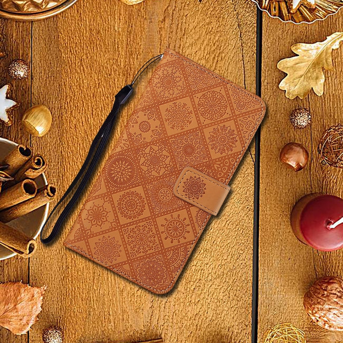 Estuche de cuero con tapa horizontal con patrón en relieve de estilo étnico con soporte y ranuras para tarjetas y billetera y cordón