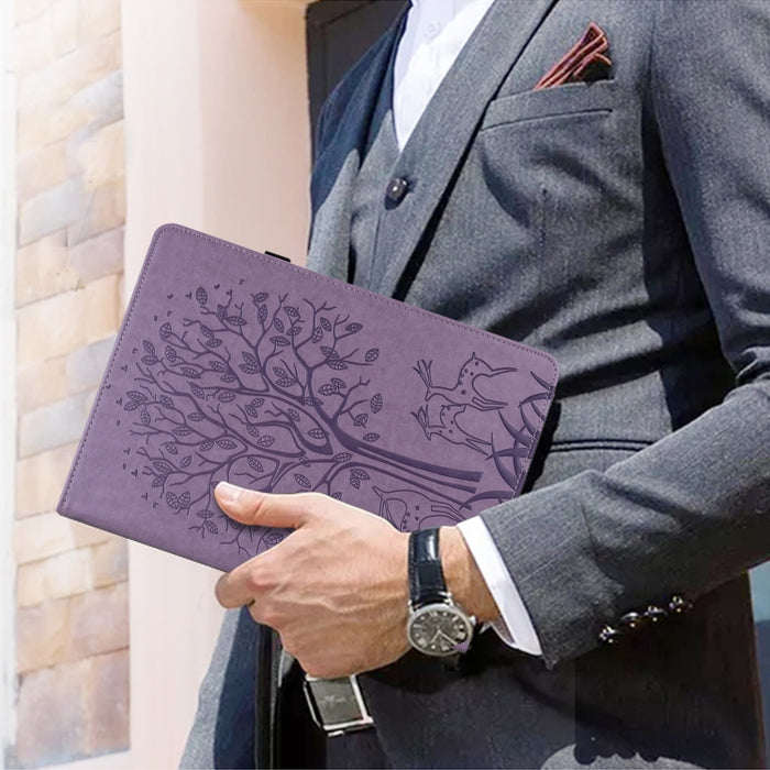 Estuche de cuero de PU con tapa horizontal con estampado estampado de árboles y ciervos con soporte y ranuras para tarjetas y función de suspensión / activación