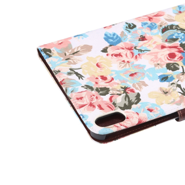 Estuche de cuero con tapa horizontal con patrón de tela de flores con función de reposo / activación y soporte y ranuras para tarjetas y billetera