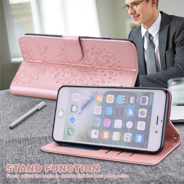 Estuche para teléfono de cuero con tapa horizontal estampado prensado con estampado de árboles y ciervos