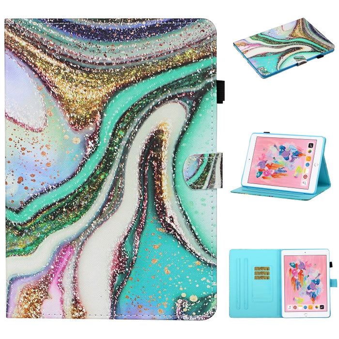 Estuche de cuero con tapa horizontal con costuras de dibujo a color, con soporte y ranuras para tarjetas y función de suspensión / activación